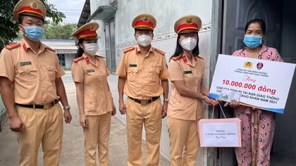 CSGT hỗ trợ gia đình có hoàn cảnh khó khăn do tai nạn giao thông