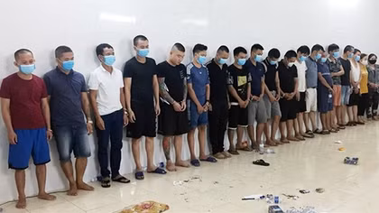 Ổ nhóm "tổ chức đánh bạc và đánh bạc" quy mô lớn trong trại gà