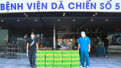 Những chuyến xe ‘chở yêu thương’ tiếp sức y bác sĩ tuyến đầu chống dịch COVID-19