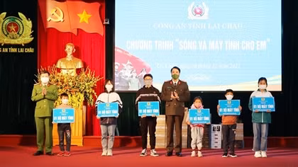Trao máy tính cho con CBCS Công an tỉnh Lai Châu có hoàn cảnh khó khăn