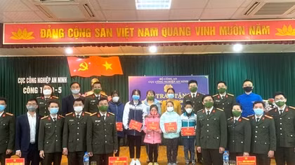 Trao máy tính cho con em CBCS, công nhân viên Công an có hoàn cảnh khó khăn