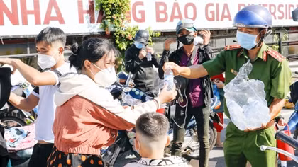 Lực lượng Công an hỗ trợ người dân về quê an toàn, đảm bảo phòng, chống dịch