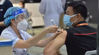 Thủ tướng yêu cầu Bộ Y tế đàm phán mua vaccine do 4 hiệp hội đề xuất