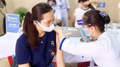 Người tiêm đủ 2 mũi vaccine từ vùng dịch trở về theo dõi sức khỏe tại nhà 7 ngày