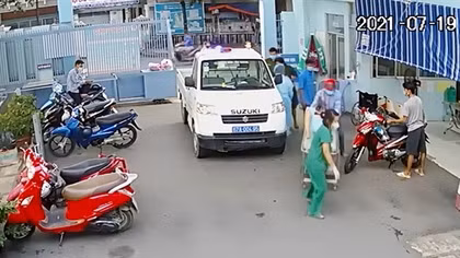 Tặng bằng khen cán bộ Công an kịp thời đưa sản phụ đi cấp cứu