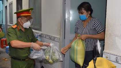 Mỗi Công an phường, xã là “pháo đài” giúp đỡ người dân chống dịch