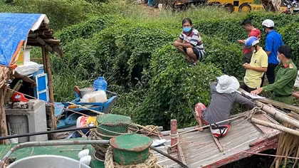 Rơi từ ghe xuống kênh, bé gái đuối nước tử vong