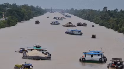 Một con tàu vận chuyển dọc bờ biển sẽ tải được hàng hóa thay cho hàng nghìn ôtô