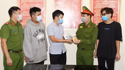 Cảnh sát 113 Công an Hà Nam trao trả tài sản cho người đánh rơi