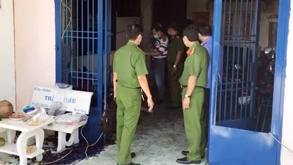 Ghen tuông, chồng tưới xăng đốt vợ và con gái tử vong