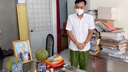 Thiếu tá Công an nén nỗi đau, lập bàn thờ bái vọng mẹ từ xa