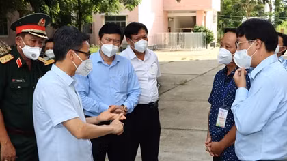 Phó Thủ tướng Vũ Đức Đam kiểm tra công tác chống dịch tại Đồng Tháp và Tiền Giang