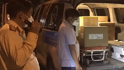 Xe cấp cứu vận chuyển hơn 2.200 bộ test nhanh không rõ nguồn gốc