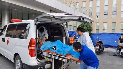 Đưa ngư dân bị bệnh nặng từ đảo Song Tử Tây về đất liền điều trị