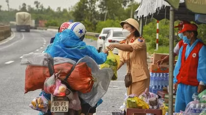 Những người đi… “ngược”!