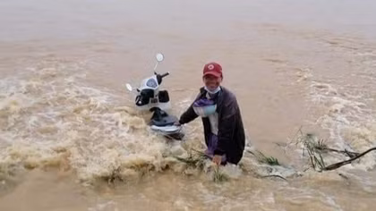 Hai thanh niên dũng cảm cứu người phụ nữ bị nước lũ cuốn trôi
