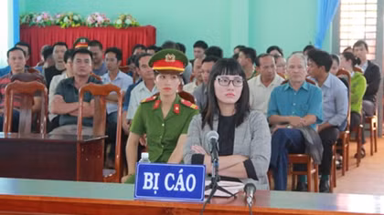 Thi hành án phạt tù bị cáo Huỳnh Thục Vy phạm tội “xúc phạm Quốc kỳ”