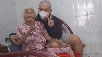 Cụ bà 93 tuổi được điều trị khỏi COVID-19