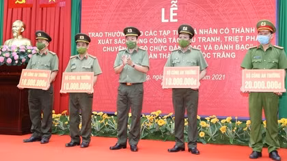 Bộ Công an thưởng Ban Chuyên án triệt phá đường dây đánh bạc ngàn tỷ ở Sóc Trăng