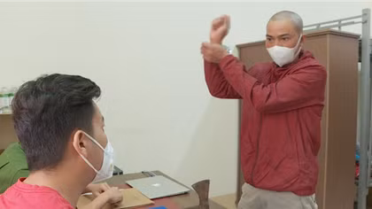 "Ma men" dùng búa tấn công chốt kiểm dịch