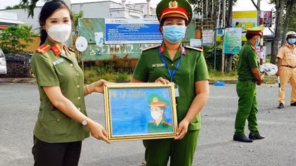 Nữ Trung úy làm thơ, vẽ tranh “Mẹ là chiến sỹ” tặng đồng đội tuyến đầu