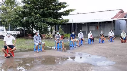 Đề nghị phạt 165 triệu đồng 11 người tụ tập uống nước tại nhà hàng xóm