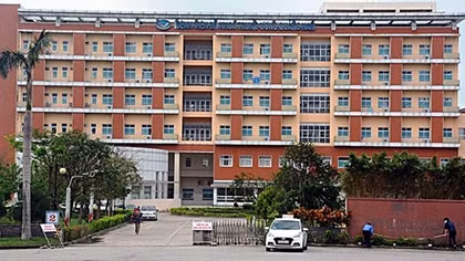 Phong tỏa Bệnh viện Đa khoa Trung ương Quảng Nam để sàng lọc F0