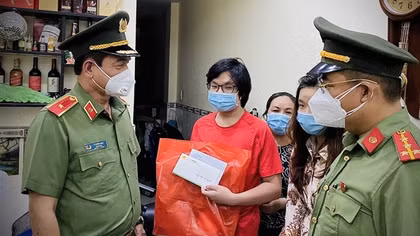 Giám đốc Công an TP Hồ Chí Minh tặng quà trẻ em có người thân mất vì COVID-19