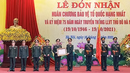 Bộ Tư lệnh Thủ đô Hà Nội đón nhận Huân chương Bảo vệ Tổ quốc hạng Nhất