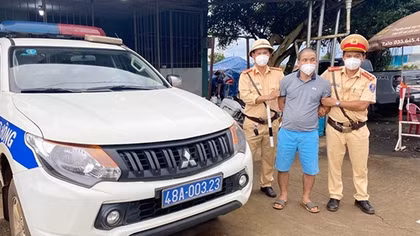 CSGT Công an Đắk Nông bắt 1 đối tượng có lệnh truy nã toàn quốc