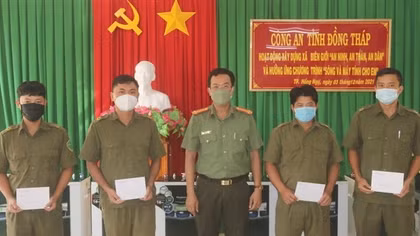 Trao quà cho học sinh vượt khó và Công an các xã biên giới