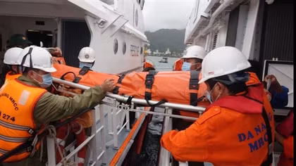 Chạy đua với áp thấp nhiệt đới, thuyền viên bị tai nạn trên tàu cá sắp chìm
