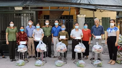 Báo CAND đồng hành cùng người dân Hà Đông khó khăn trong mùa dịch