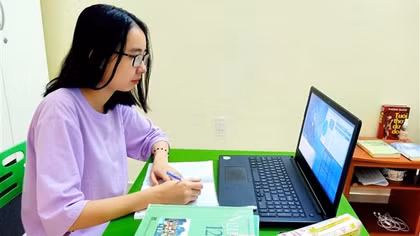 Hà Nội thêm 6 quận cho học sinh lớp 6 và 12 học trực tuyến