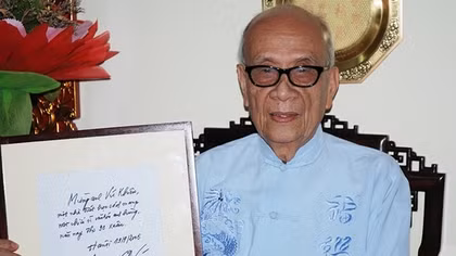 Giáo sư Vũ Khiêu với Bác Hồ và “Anh Văn”, “Anh Sáu”