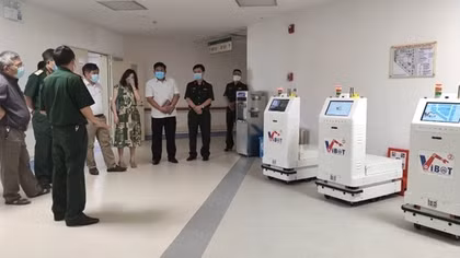 Robot y tế VIBOT - “cánh tay” nối dài của bác sĩ trong khu cách ly điều trị COVID-19