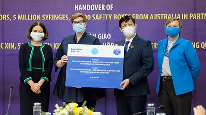 Tiếp nhận thiết bị y tế do Chính phủ Australia và UNICEF hỗ trợ