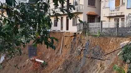 Di dời người dân, du khách nơi trượt lở đất ở Đà Lạt tới nơi an toàn