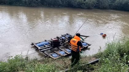 Đi thăm người thân, 3 cha con bị nước lũ cuốn trôi