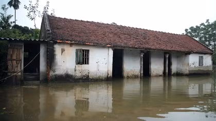 “Biển nước” vây nhiều nhà dân ngoại thành Hà Nội