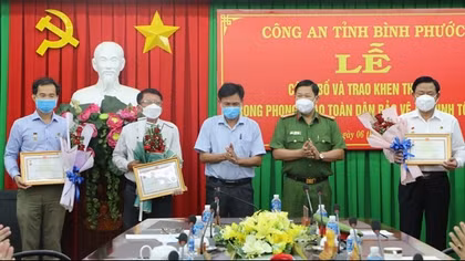 Trao Kỷ niệm chương của Bộ trưởng Bộ Công an tặng các cá nhân