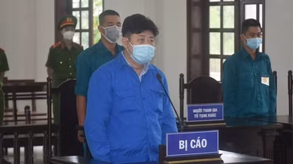Tông xe vào dân quân chốt trực, lãnh án 12 tháng tù