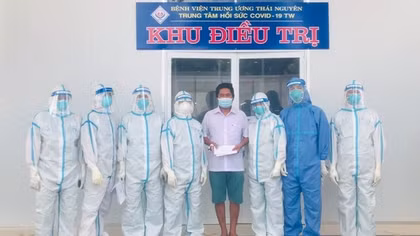 Bệnh nhân nặng đầu tiên ở Trung tâm Hồi sức tích cực COVID-19 Long An ra viện