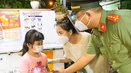 Công an TP Hồ Chí Minh trao 1.000 phần quà cho trẻ mồ côi, khó khăn