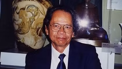 Đôi bàn tay ôm trọn nỗi thu không