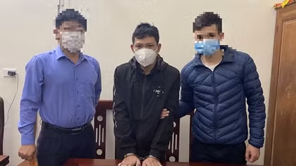 Bị bắt khi đang chờ ‘bạn nghiện’ để sử dụng ma tuý