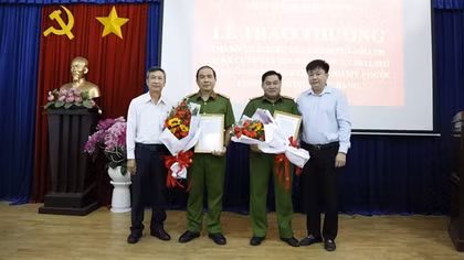 Khen thưởng lực lượng bắt giữ kẻ cướp 450 triệu đồng tại ngân hàng