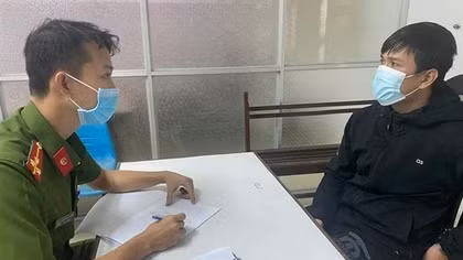 Tên trộm đổi tiền nhờ cất giữ rồi chở vợ đi làm đẹp