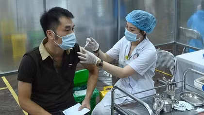 Gần 98% dân số trên 18 tuổi của Việt Nam đã tiêm vaccine mũi 1 phòng COVID-19