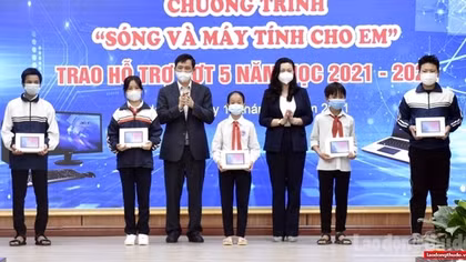 Hà Nội tặng 6.914 thiết bị học tập trực tuyến cho học sinh nghèo